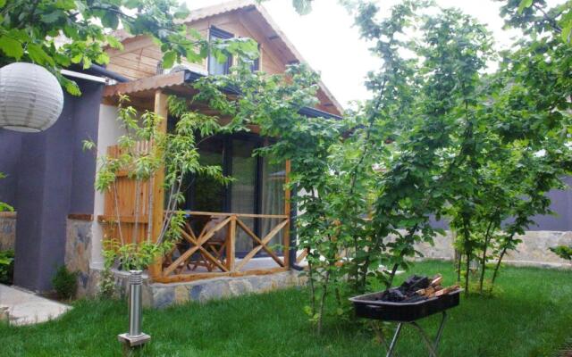 Peaceful Bungalow House On Riverside