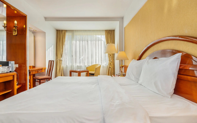 Aro Palace Hotel