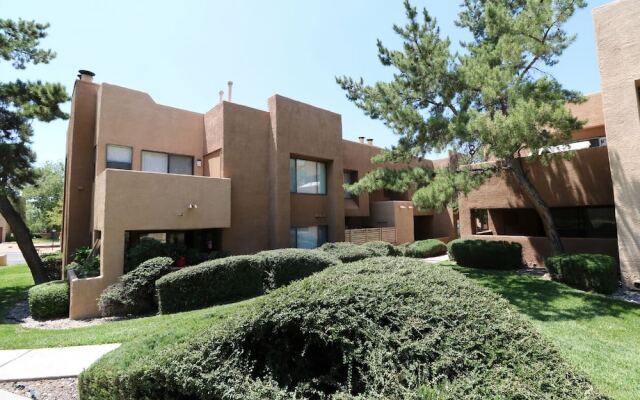 2 Bedroom Apartment w/ Pool, Balcony & WiFi by Frontdesk