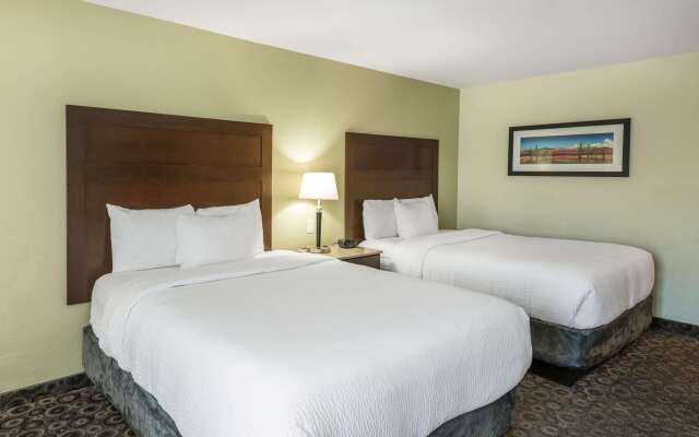 La Quinta Inn & Suites by Wyndham Las Vegas Airport South