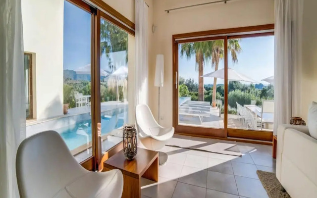 Spacious Villa With Infinity Pool