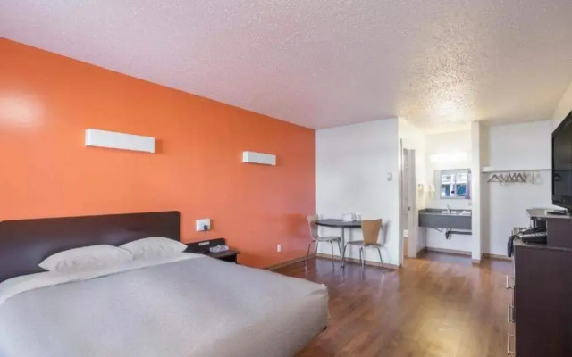 Motel 6-Camrose, AB