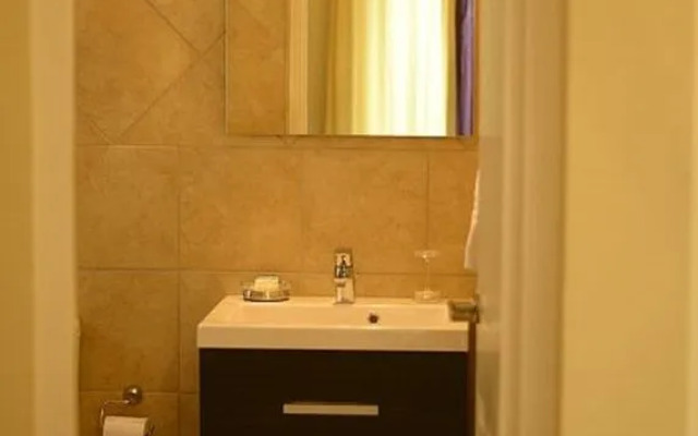 Gold Coast Luxurious and Stylish Condo