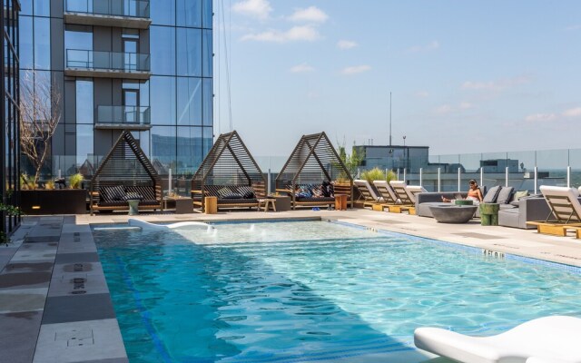 20th floor condo with pool on Rainey St by Locale