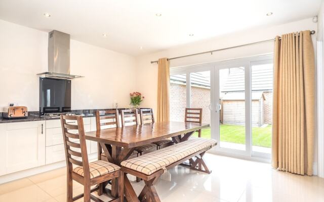 Huge & Modern 4 Bedroom House in York