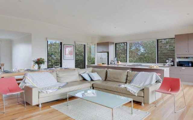 Aloha - direct beach access from property