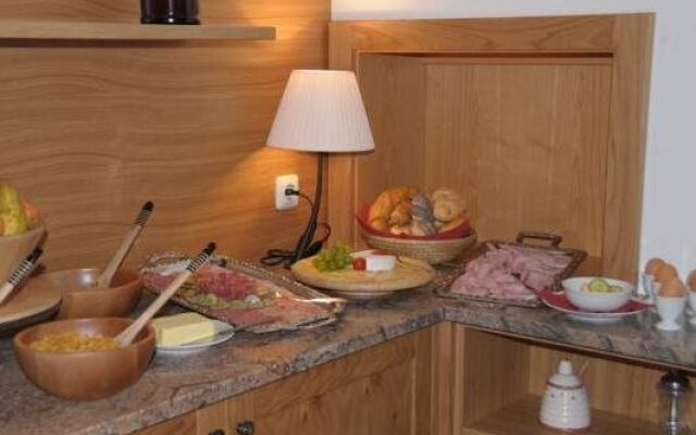 Almchalet Alpenflora