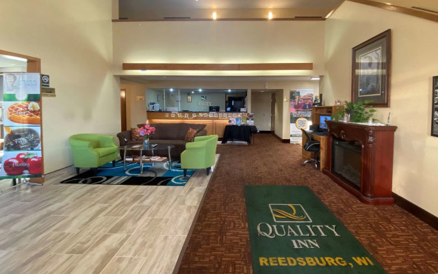 AmericInn by Wyndham Reedsburg