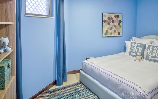 The Palm Jumeirah Villas - Frond E by LUX Holiday Home