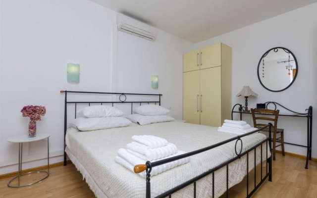 Apartment Lemar - parking and barbecue: A2 ANTIQUE Bol, Island Brac