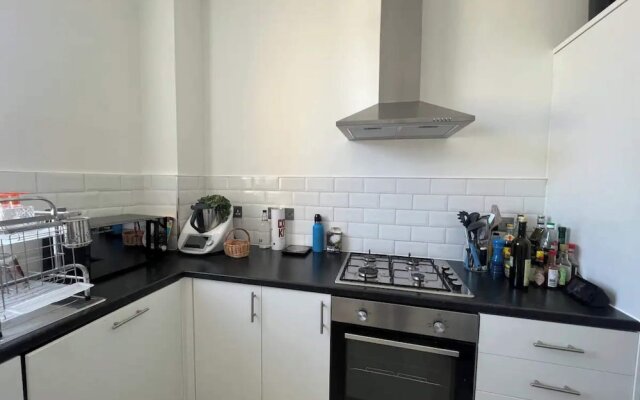 Gorgeous 3BD Flat - 4 Minute Walk to Hyde Park