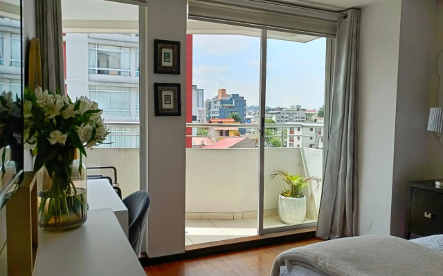 HOME apartment with Balcony - Queen Bed - 6th Floor