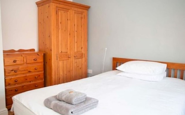 Cosy Holiday Home in Gloucester Near Robinswood Park