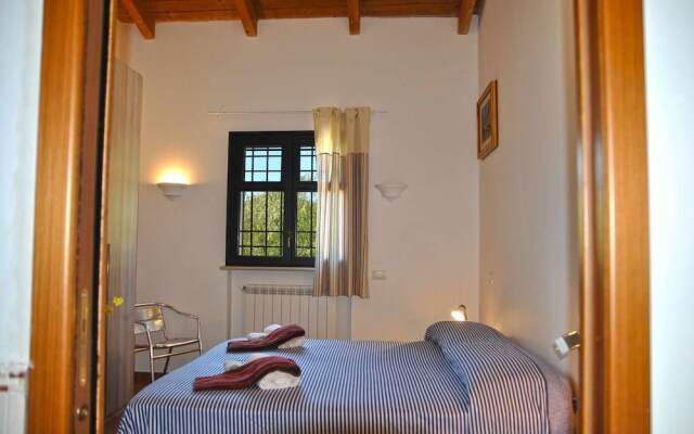 Red Roses Flat in a Semi-detached Villa