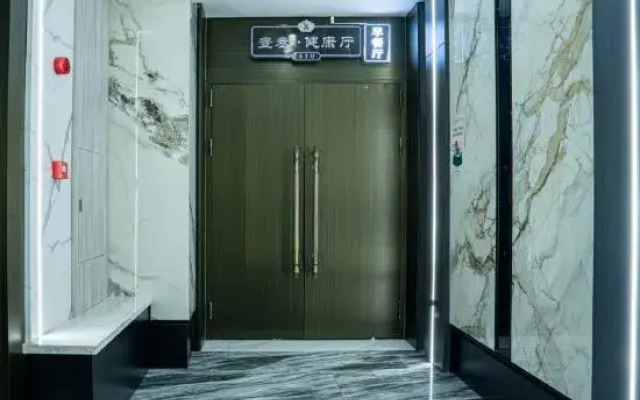 One three Grand Hotel