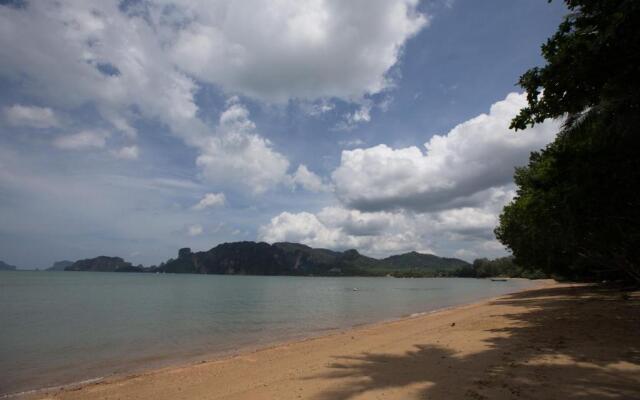 Amatapura Beachfront Villa 10