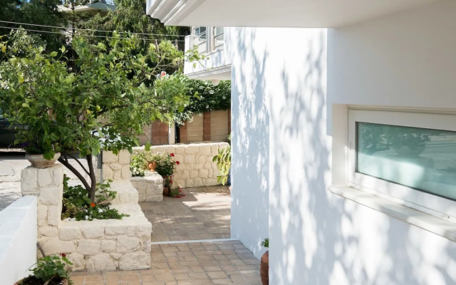 Steps to the beach family Home in Agioi Apostoloi