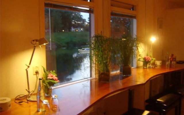 Houseboat Harmony