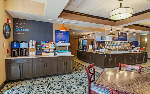 Holiday Inn Express & Suites Delafield by IHG