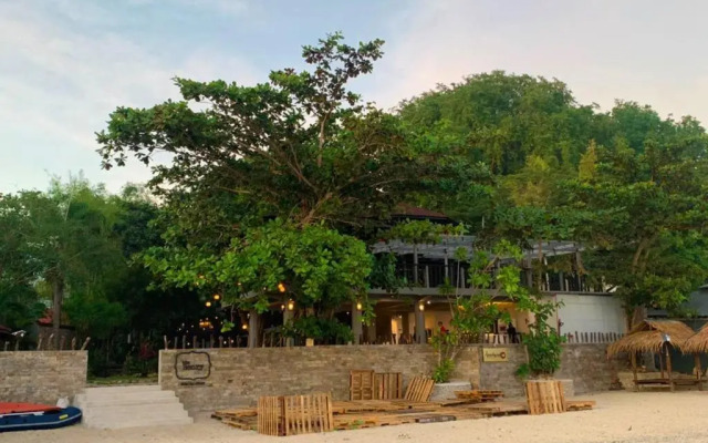 The Henry Resort Taramindu Laiya