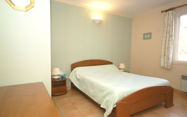 Cozy Holiday Home in Noves with Swimming Pool