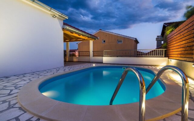Charming Villa in Jasenice With Pool