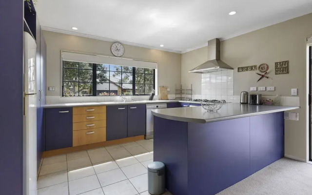 Spacious Family Home -Fully Fenced Yard