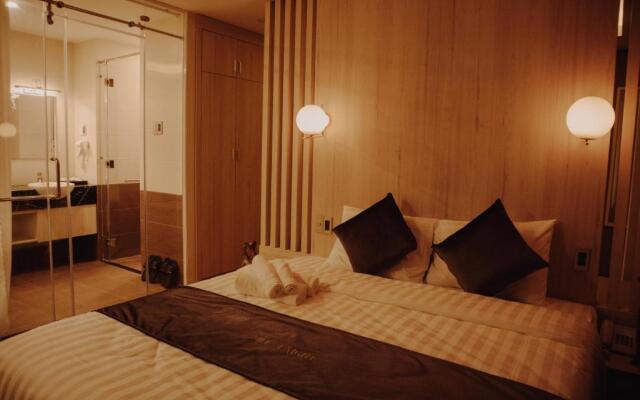 Silent Night Dem Lanh Hotel