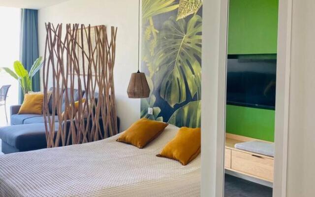 Studio tropical, beautifully renovated, sea view