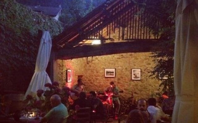 Les Tables De La Fontaine