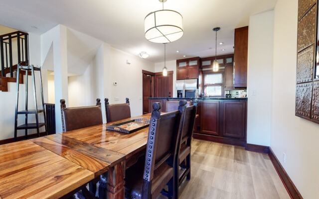 Juniper Crest 7 Private Hot Tub, 2 Car Garage, BBQ, Walk to the Lifts and Mountain Views by RedAwning