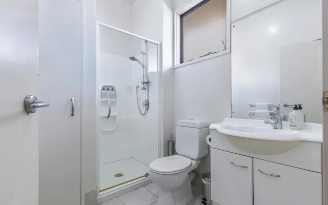 1Br Haven W/ Balcony & Parking