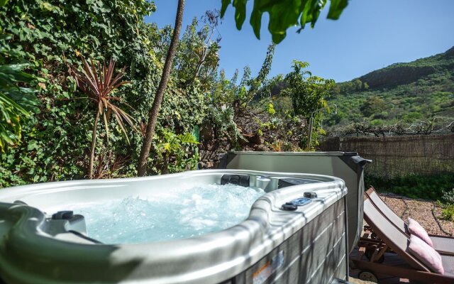 Cozy Holiday Home in San Mateo With Jacuzzi