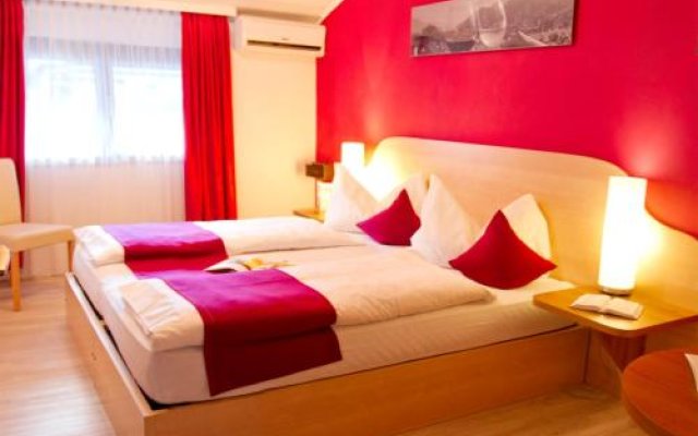 Schlosshof Charme Resort – Hotel & Camping