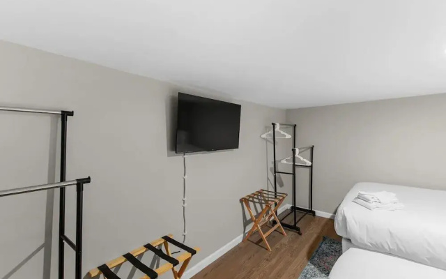 Broadmoor Bungalow - Unit B