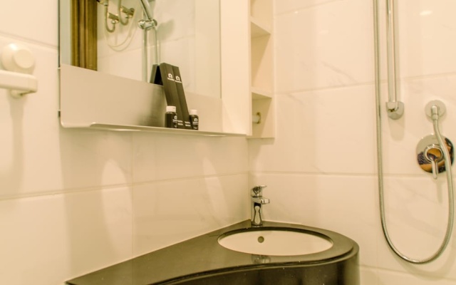 Cozy and Minimalist Studio at Sky House BSD Apartment – Bathroom – Legok