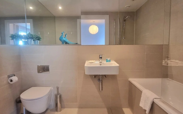 2Bed-2Bath Flat - Gym Pool Balcony Lift