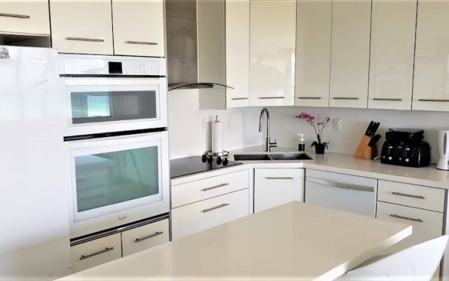 Alexander 802 3 Bedroom Apts by RedAwning