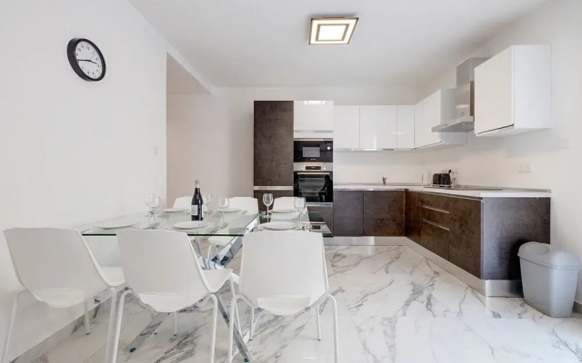 Cosy Apartment Steps to St George's Bay