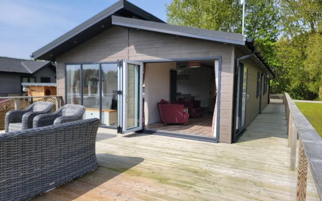 Luxury 2-bed Lodge in Routh, Sleeps 4 With Hot Tub