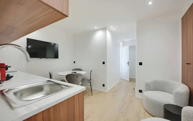 Modern Apartment With Terrace