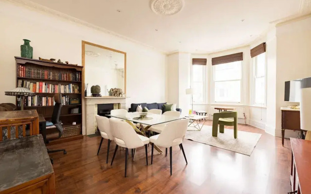 Light-filled 2-bedroom Chelsea Apartment