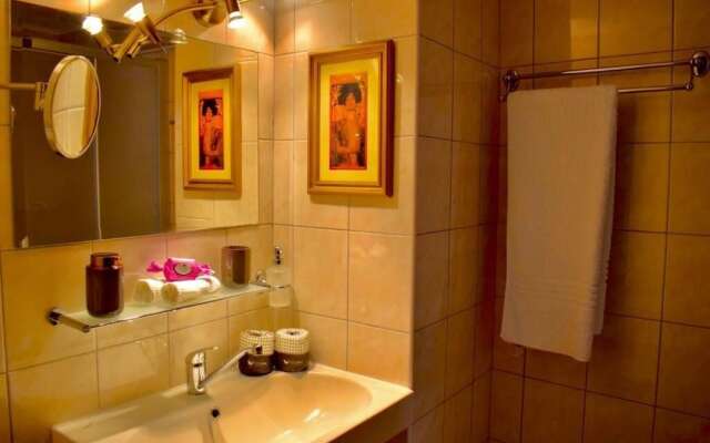 Carmen Art Hotel