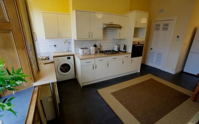 Traditional Edinburgh City Centre Flat