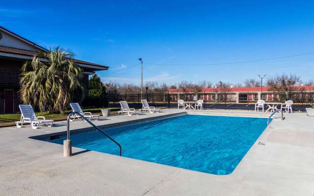 Econo Lodge Inn & Suites Conference Center