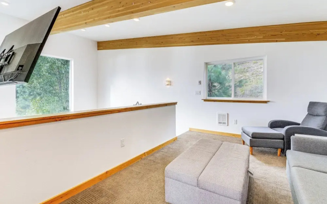 Lake Wenatchee Getaway w/ Water & Mountain Views!