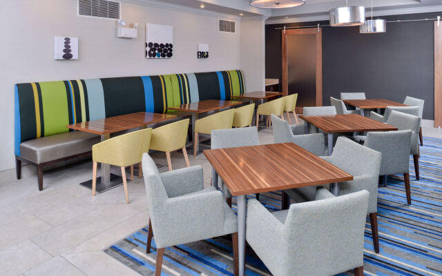 Holiday Inn Express St. Louis West - O'Fallon by IHG