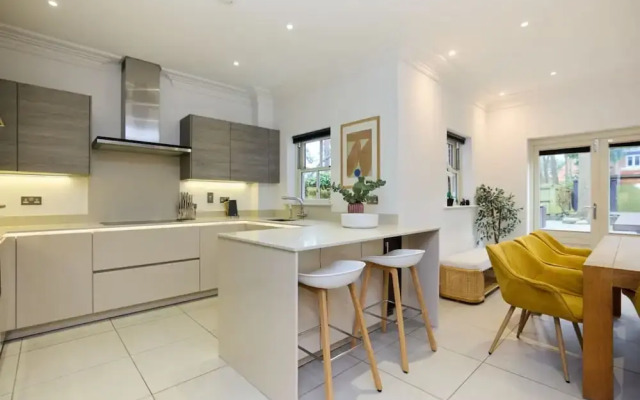 The Ascot Escape - Stylish 4bdr With Courtyard