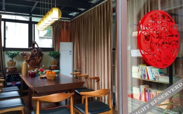 Yaqiu Courtyard Featured Hostel