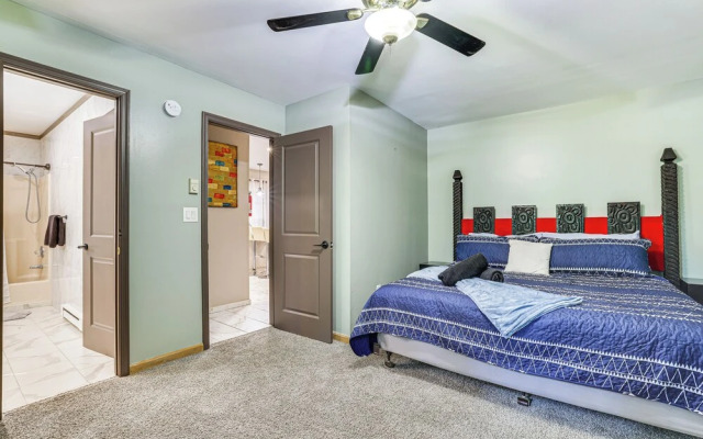 Pocono Getaway: Hot Tub, Community Lake Access!